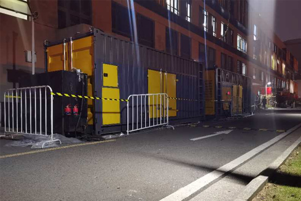 迪庆柴油发电机组的输出电压是如何调节的？